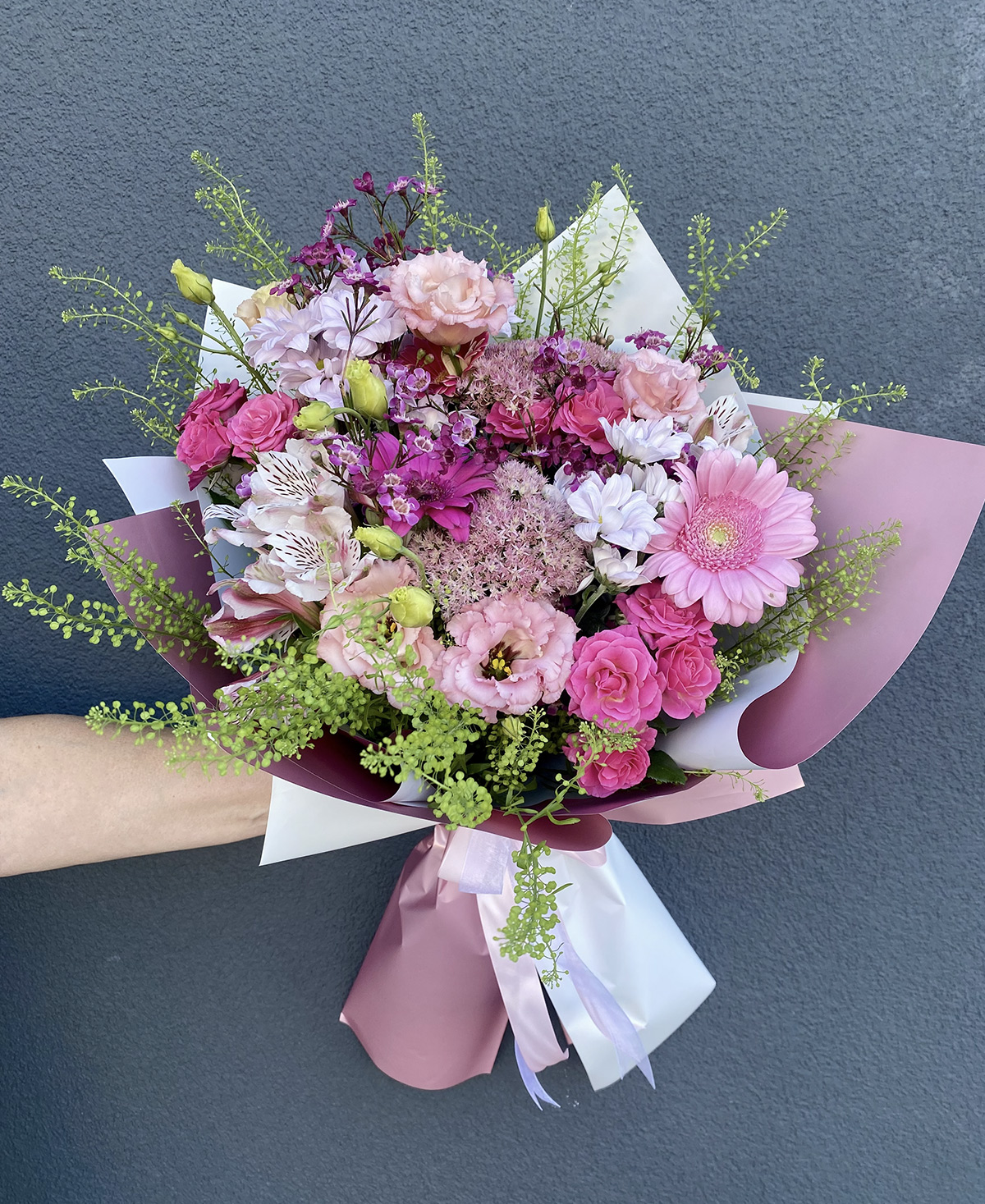 11 Mini ruža, alstromerija, lizijantus, wax, dekorativno zelenilo - Image 1